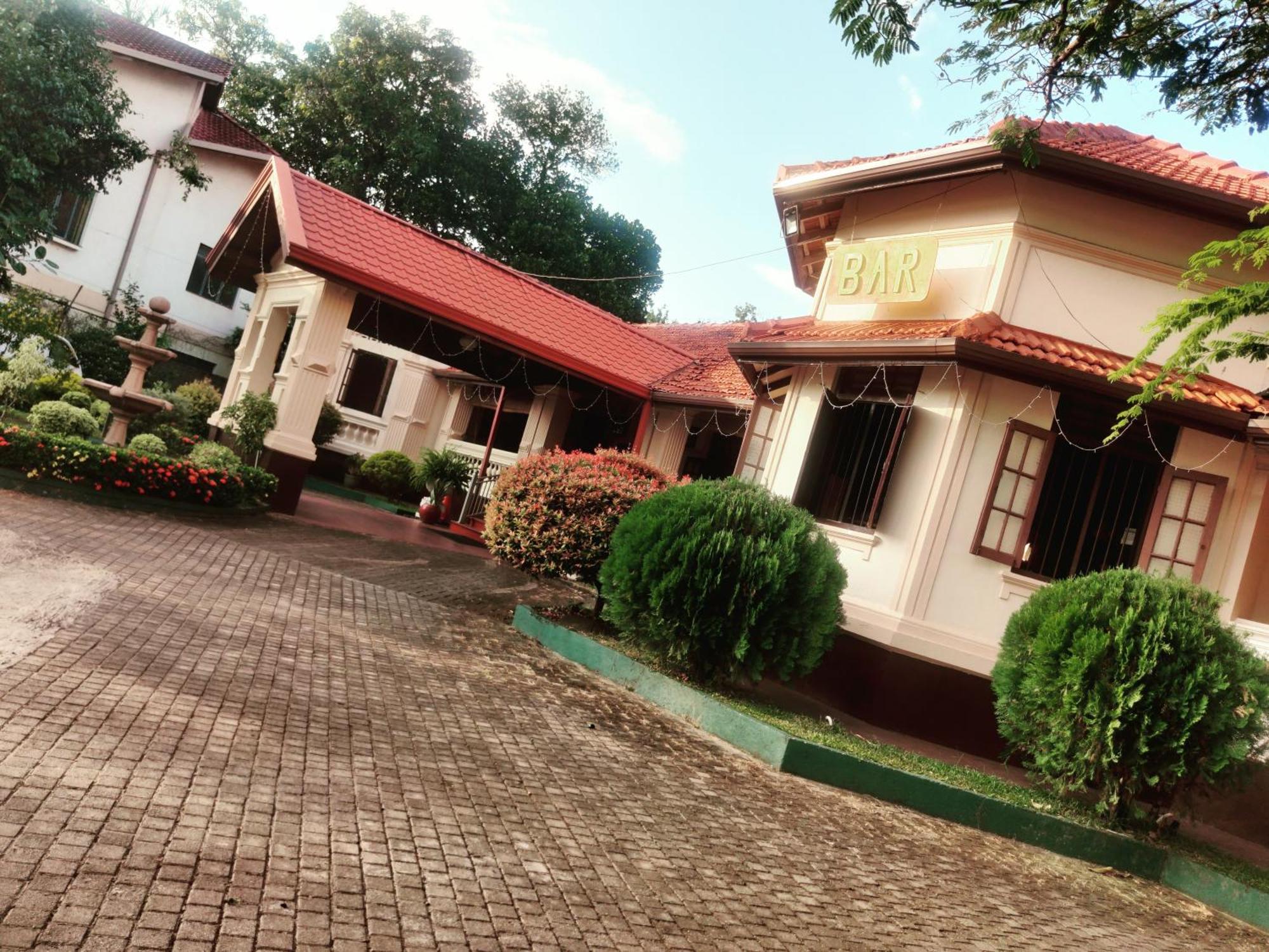 Grand Colonial Viveka Hotel Kurunegala Ngoại thất bức ảnh