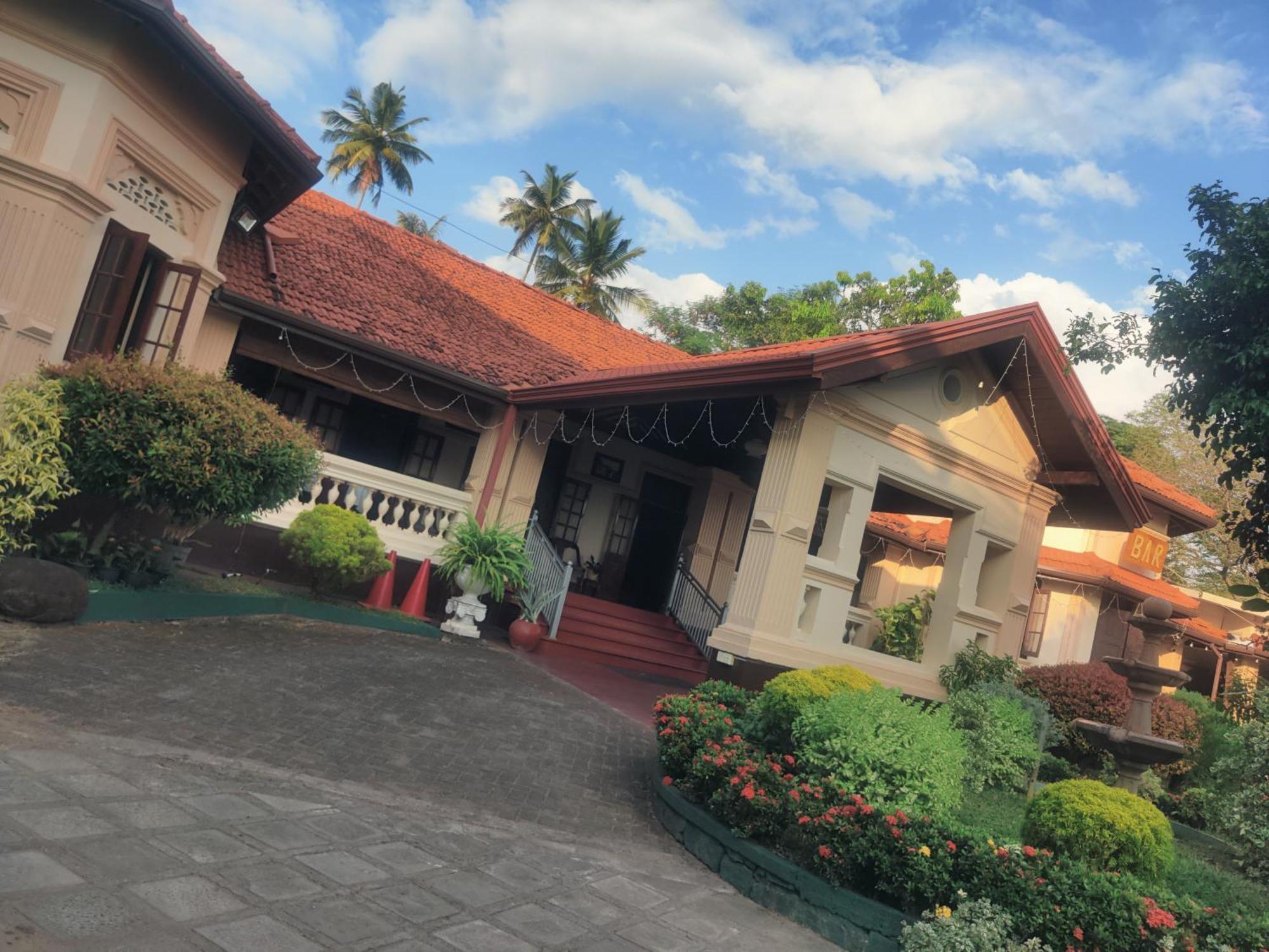 Grand Colonial Viveka Hotel Kurunegala Ngoại thất bức ảnh